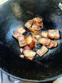 家常菜腊肉炒芹菜做法图解5)