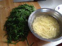 土豆丝炒韭菜自制做法图解2)