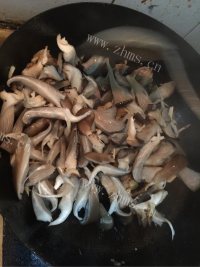 诱人的蘑菇炒肉做法图解6)