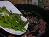 牛肉炒荷兰豆做法图解7)