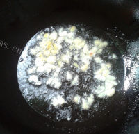 辣白菜海鲜豆腐锅做法图解3)