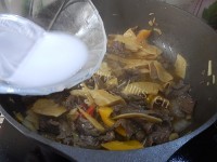 脆嫩可口的冬笋炒牛肉做法图解8)