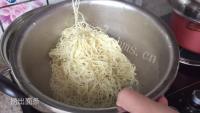 美味的豆芽炒面做法图解2)
