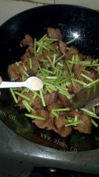 美味的腊肉炒蒜薹做法图解8)