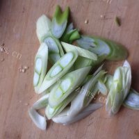 回味无穷的蒜苔炒肉丝做法图解3)
