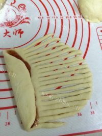 自制毛毛虫面包做法图解7)
