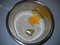 甜甜的椰香红豆菊花包做法图解2)