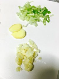 美味营养的蒜薹炒肉做法图解1)