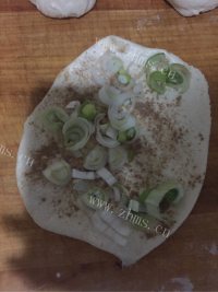 美味的葱香油饼做法图解3)