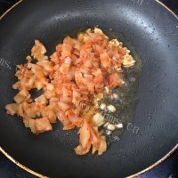 诱人的辣白菜炒饭做法图解4)