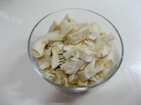 可口的凉拌笋尖做法图解2)