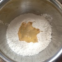诱人的豆沙菊花酥做法图解1)