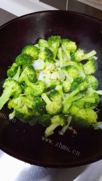 美味的清炒西兰花做法图解3)
