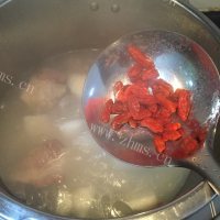 美味的枸杞山药排骨汤做法图解6)