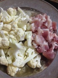 家常菜五花肉炒菜花做法图解1)