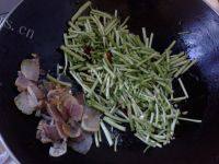 家常菜藜蒿炒腊肉做法图解6)