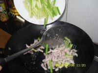 好吃的肉丝蒜苔做法图解5)