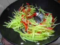 色味俱佳的素炒莴笋做法图解2)