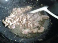 家常菜茭白青椒炒肉丝做法图解3)