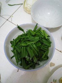 色泽鲜亮的韭菜炒蛋做法图解2)