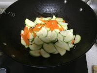 家常菜西葫芦炒胡萝卜做法图解4)