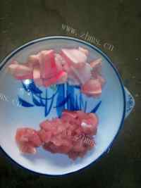 色味俱佳的芹菜香干炒肉做法图解1)