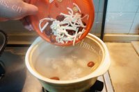 美味好喝的通草猪脚汤做法图解4)