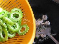 家常菜虾仁炒苦瓜做法图解8)