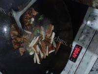 下饭的芹菜炒肉丝做法图解6)