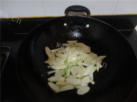 家常菜茭白炒肉片做法图解4)