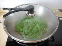 家常菜肉末炒豇豆做法图解9)