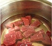 美味营养牛腩煲芋头做法图解1)