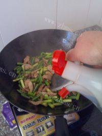 味道不错的蒜薹炒肉做法图解5)