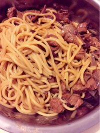 美味的黑椒牛柳炒意面