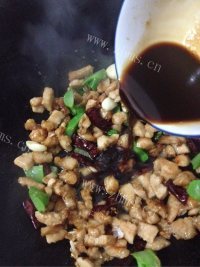回味无穷的宫保鸡丁做法图解11)