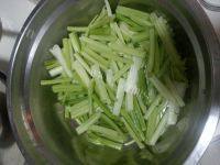 腊肠炒芹菜做法图解3)