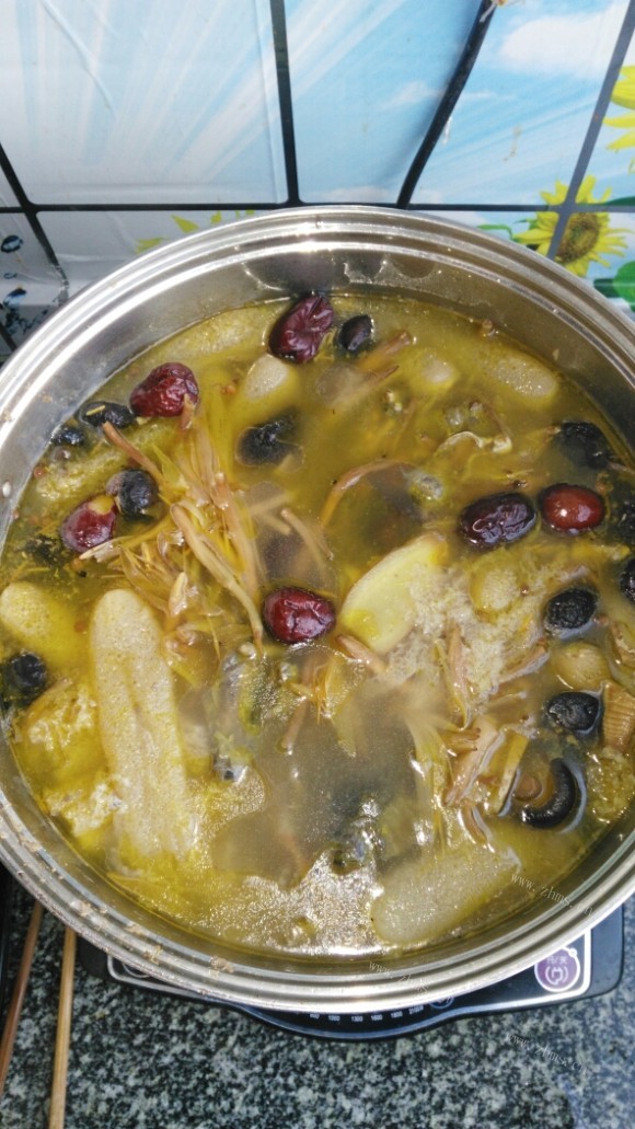 独特的乌鸡汤