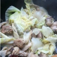 家常的白菜平菇炖鸡块的做法图解七