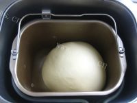 自制花式豆沙面包做法图解3)
