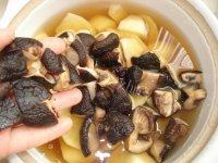 家常菜香菇炖土豆做法图解5)