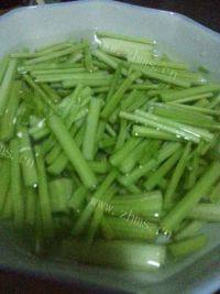家常菜芹菜炒土豆做法图解1)