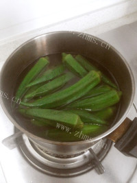 家常菜秋葵炒肉片做法图解2)