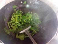 家常菜芹菜炒肉做法图解7)