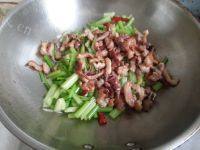 芹菜尖椒炒肉丝做法图解8)
