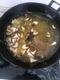 美味的鸭架汤做法图解8)