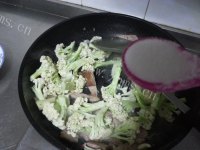 美味的菜花炒肉做法图解5)