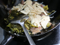 家常菜酸菜炒牛肉做法图解4)