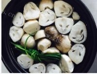 美味的草菇煲鸡汤做法图解6)