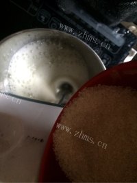 简单DIY电饭煲版紫薯蛋糕做法图解4)