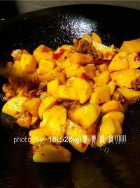 营养美食之土豆烧鸡做法图解7)